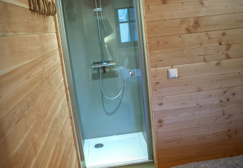 Moderne douche in een gezellig, houten tiny house bij Heydehuis op Sandberghe in Nederland, compact ingericht.