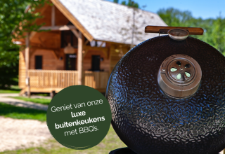 Keramische BBQ bij Heydehuis tiny house in Sandberghe, Nederland, promotekst voor luxe buitenkeukens.