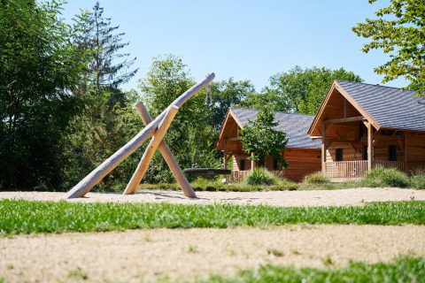 Foto de Heydehuis + Jacuzzi en Sandberghe, Países Bajos, con cabañas y estructura de juegos infantiles.