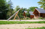 Foto de Heydehuis + Jacuzzi en Sandberghe, Países Bajos, con cabañas y estructura de juegos infantiles.