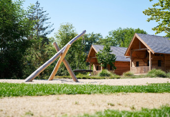 Foto vom Heydehuis + Jacuzzi bei Sandberghe in den Niederlanden mit Holzhütten und Spielplatz.
