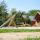 Foto de Heydehuis + Jacuzzi en Sandberghe, Países Bajos, con cabañas y estructura de juegos infantiles.
