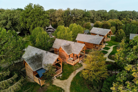 Luftaufnahme von Heydehuis + Jacuzzi Lodges im Sandberghe, Niederlande, umgeben von Bäumen.