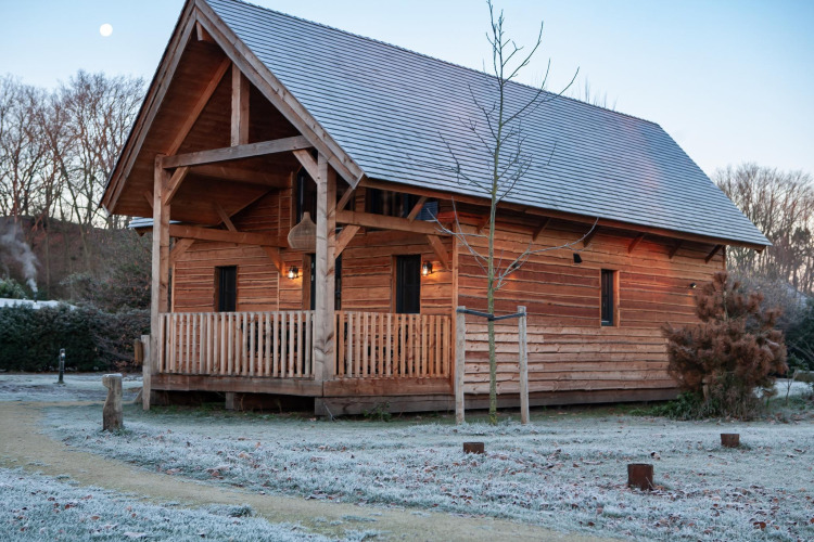 Cabaña de madera Heydehuis + Jacuzzi en Sandberghe, Países Bajos, en una mañana helada de invierno.