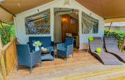 Tienda safari Lodgetent Beaufort con terraza amueblada en Beter Uit Holiday Park Walsdorf, Luxemburgo.