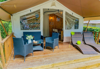 Tienda safari Lodgetent Beaufort con terraza amueblada en Beter Uit Holiday Park Walsdorf, Luxemburgo.
