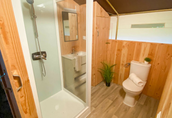 Baño moderno en tienda safari Lodgetent Beaufort, Beter Uit Holiday Park Walsdorf, Luxemburgo.