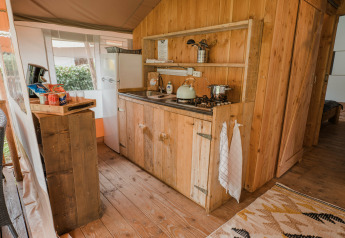 Cocina revestida de madera en una tienda safari Lodgetent Beaufort en Beter Uit Holiday Park Walsdorf en Luxemburgo.
