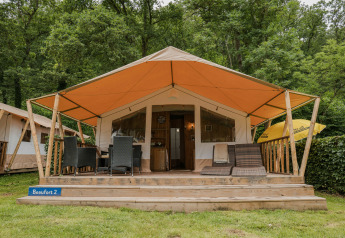 Tienda safari Lodgetent Beaufort en Beter Uit Holiday Park Walsdorf en Luxemburgo, con terraza y sillas.
