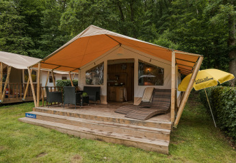 Tienda safari Lodgetent Beaufort en Beter Uit Holiday Park Walsdorf, Luxemburgo, con terraza y muebles.