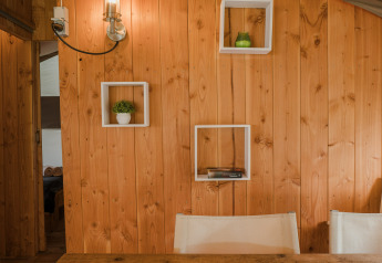 Interior de madera de la tienda Beaufort en Walsdorf con estanterías, decoración y juego de mesa.
