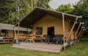 Tienda safari La Rochette en Beter Uit Holiday Park Walsdorf, Luxemburgo, rodeada de naturaleza y árboles.