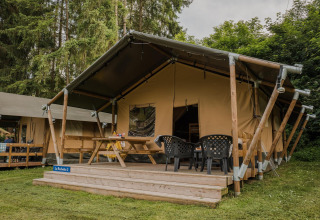 Tienda safari La Rochette en Beter Uit Holiday Park Walsdorf, Luxemburgo, rodeada de naturaleza y árboles.