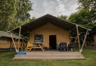Tienda safari La Rochette con terraza de madera en Beter Uit Holiday Park Walsdorf, Luxemburgo, entre árboles.