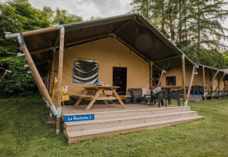 Tienda safari La Rochette con terraza y sillas en Beter Uit Holiday Park Walsdorf, Luxemburgo.