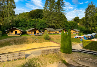 Tiendas safari en Beter Uit Holiday Park Walsdorf en Luxemburgo, rodeadas de vegetación y naturaleza hermosa.