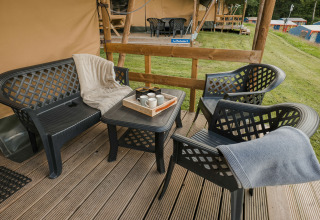 Área de estar exterior en la tienda Safari La Rochette en Beter Uit Holiday Park Walsdorf, Luxemburgo.