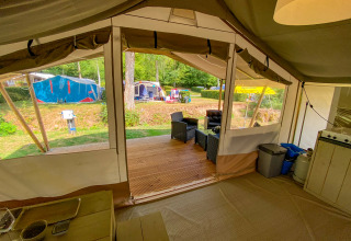 Vista interior desde una tienda safari con terraza en Beter Uit Holiday Park Walsdorf, Luxemburgo.