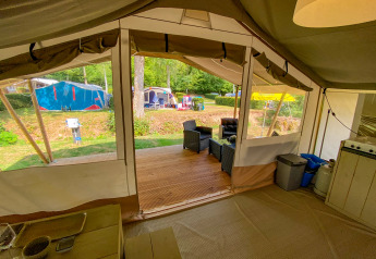 Vista interior desde una tienda safari con terraza en Beter Uit Holiday Park Walsdorf, Luxemburgo.