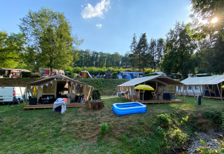 Tiendas safari Lodge en Beter Uit Holiday Park Walsdorf, Luxemburgo, con piscina para niños y sol.