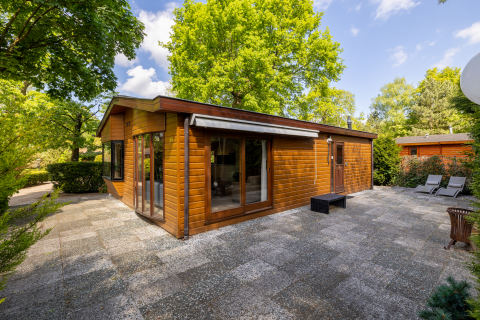 Buitenaanzicht van Veluwe lodge, een houten tiny house op Bungalowpark Het Verscholen Dorp in Nederland.