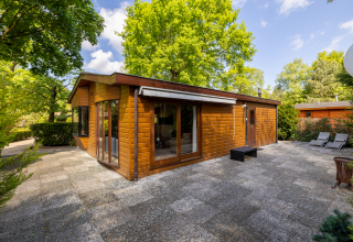Buitenaanzicht van Veluwe lodge, een houten tiny house op Bungalowpark Het Verscholen Dorp in Nederland.