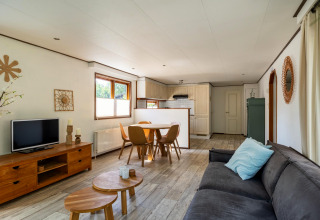 Salon et salle à manger à Heide lodge, Bungalowpark Het Verscholen Dorp aux Pays-Bas, déco lumineuse.