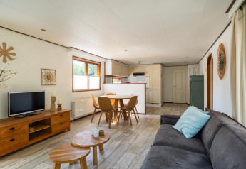 Salon et salle à manger à Heide lodge, Bungalowpark Het Verscholen Dorp aux Pays-Bas, déco lumineuse.