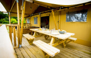 Udendørs spiseområde ved et safari telt kaldet Glamping Lodge på Holiday Park Duinhoeve i Holland.