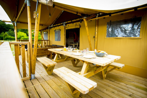 Buiten eetruimte bij safaritent Glamping Lodge op Holiday Park Duinhoeve in Nederland.