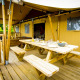 Zona de comedor exterior en una tienda safari llamada Glamping Lodge en Holiday Park Duinhoeve en los Países Bajos.
