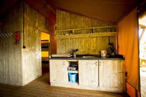 Indretning af et køkken i en safari telt Glamping Lodge ved Holiday Park Duinhoeve, Holland.