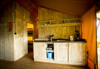 Interno della cucina in una tenda safari Glamping Lodge presso Holiday Park Duinhoeve, Paesi Bassi.