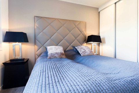 Chambre moderne à Z Module Wellness (Spa) à Résidence Valkenburg, Pays-Bas, décor élégant et raffiné.