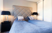 Modern slaapkamer bij Z Module Wellness (Spa) in Résidence Valkenburg, Nederland, met stijlvolle inrichting.