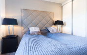 Modernes Schlafzimmer im Z Module Wellness (Spa) bei Résidence Valkenburg, Niederlande, stilvoll eingerichtet.