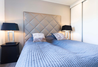 Dormitorio moderno en Z Module Wellness (Spa) en Résidence Valkenburg, Países Bajos, con decoración elegante.