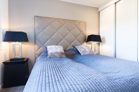 Modernes Schlafzimmer im Z Module Wellness (Spa) bei Résidence Valkenburg, Niederlande, stilvoll eingerichtet.