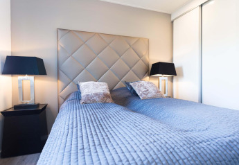 Modernes Schlafzimmer im Z Module Wellness (Spa) bei Résidence Valkenburg, Niederlande, stilvoll eingerichtet.