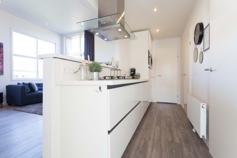 Cocina moderna y sala de estar en un lodge de Résidence Valkenburg, Países Bajos, con diseño elegante.
