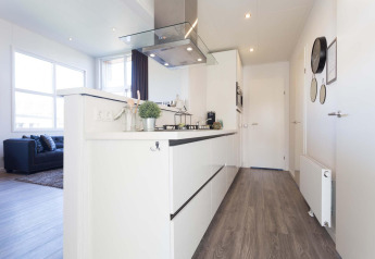 Moderne Küche und Wohnzimmer einer Lodge im Résidence Valkenburg, Niederlande, mit stilvollem Design.
