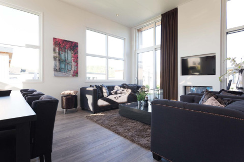 Sala moderna en Z Module Wellness (Spa) en Résidence Valkenburg, Países Bajos, con mucha luz natural y diseño elegante.