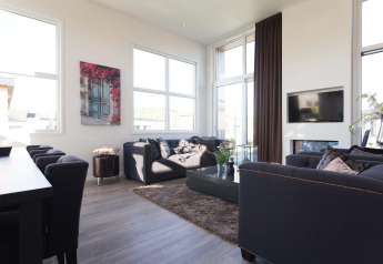 Moderne woonkamer bij Z Module Wellness (Spa) in Résidence Valkenburg, Nederland, met royale raampartijen.