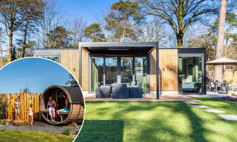 Moderne Veluwe Hoeve Sauna-lodge met glaspartijen en terras, mensen genieten van de buitensauna.