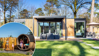 Moderne Veluwe Hoeve Sauna-lodge med store vinduer og terrasse, folk nyder sauna og udendørsbruser.