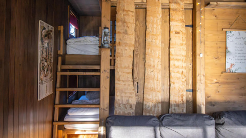 Knus interieur van een houten cabin met stapelbedden bij Classic for van Cosy Cabins, Limburgse bos, België.