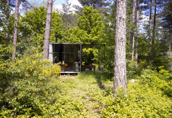 Una moderna cabina chiamata Classic presso Cosy Cabins, immersa tra gli alberi nella foresta di Limburg, Belgio.