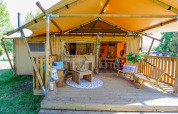 Udendørs terrasse og opholdsområde på safari-teltet Dune Lodge ved Sandberghe i Holland, idyllisk og solrigt.