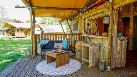 Coin salon extérieur avec meubles rustiques, tente safari Dune Lodge à Sandberghe, Pays-Bas.