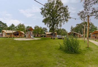 Safari telte ved Dune Lodge, Sandberghe, Holland, med legeplads, græsplæne og hyggelig campingstemning.